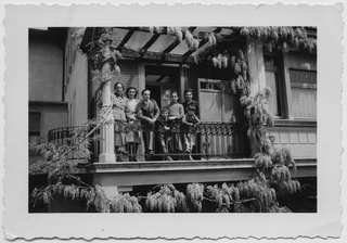 Famiglia Besomi sul balcone di casa a Tesserete