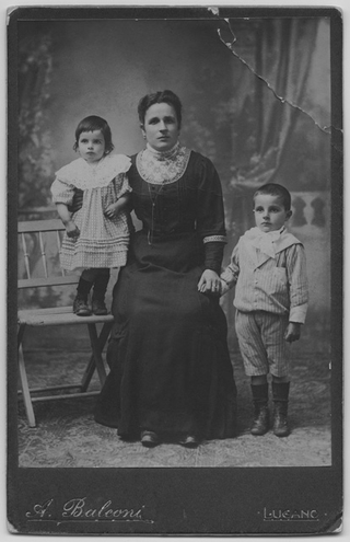 Ritratto di Santina De Luigi-Bettoli con i figli