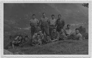 Commilitoni in posa su un prato