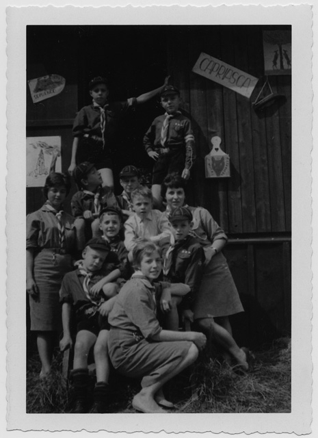 Scout davanti alla sede del gruppo Esploratori a Tesserete