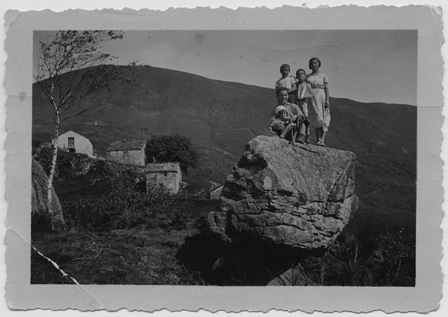 Vittorino Pellandini in posa con i figli sopra a un masso erratico a Gola di Lago