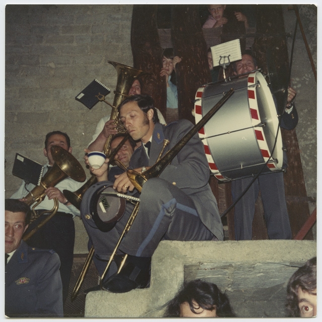 Mebri della Filarmonica Capriaschese durante una pausa