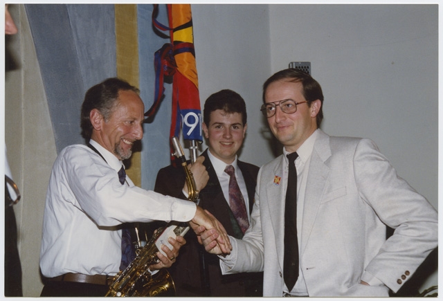 Cerimonia di inaugurazione del vessillo sociale della Filarmonica Capriaschese con il suo ideatore Mauro Menghetti (a sinistra)