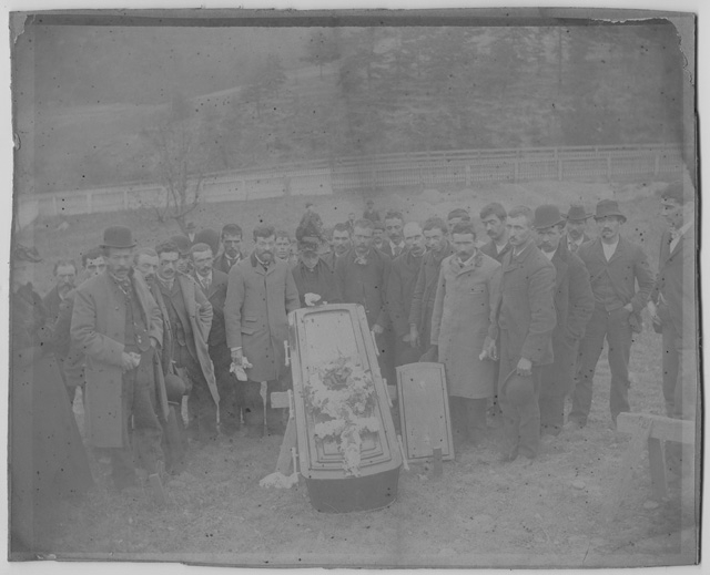 Gruppo attorno a una bara