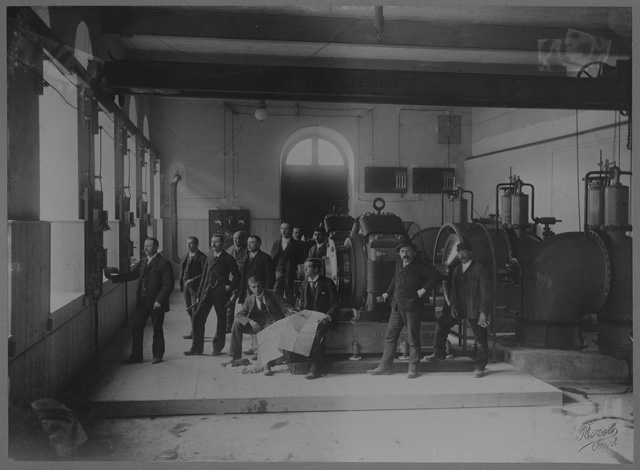 Gruppo di uomini all'interno di una centrale elettrica