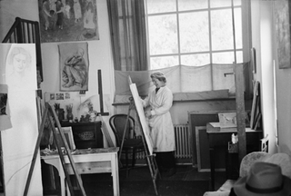 La pittrice Regina Conti nello studio di Lugano