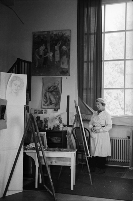 La pittrice Regina Conti nello studio di Lugano