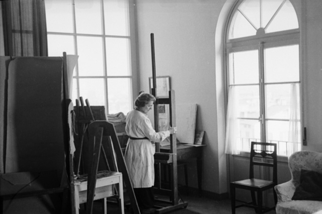 La pittrice Regina Conti nello studio di Lugano