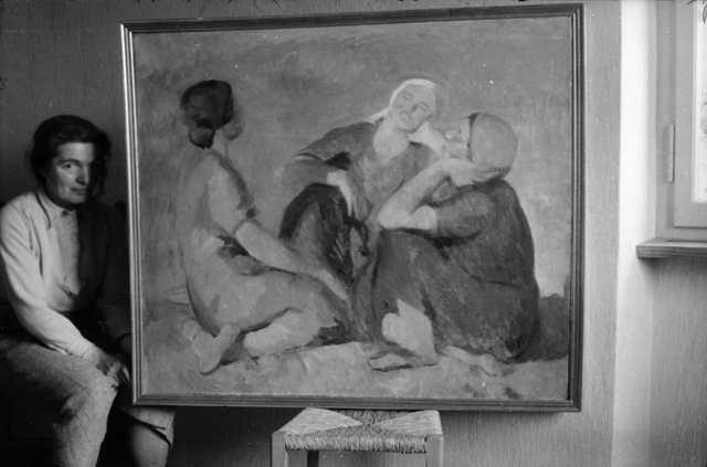 La pittrice Regina Conti in posa con il dipinto "Ragazze che cantano"