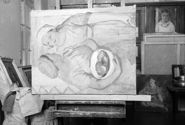 Interni dello studio di Regina Conti con il dipinto "Contadine"