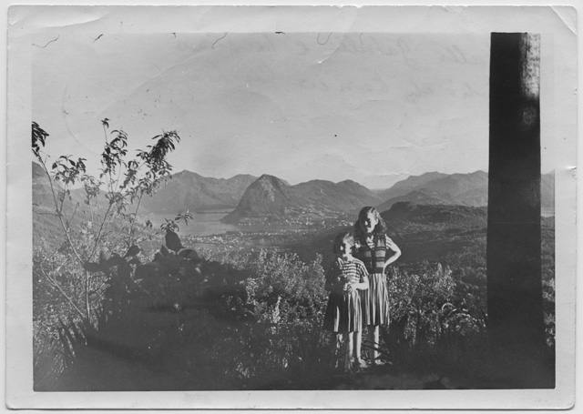 Sorelle Gabriella e Regina Conti ai monti di Roveredo con il golfo del Ceresio sullo sfondo