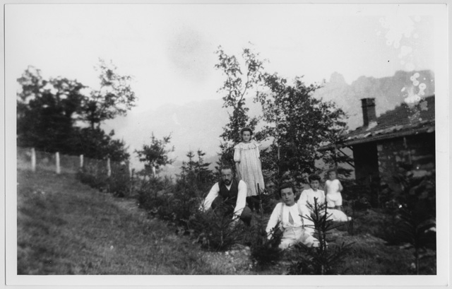 Famgilia Conti nel giardino di casa ai monti di Roveredo