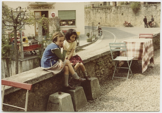 Bambine nel giardino della pensione Eden