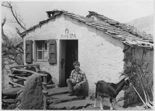 Daniele Rovelli davanti a una cascina ai monti di Davra