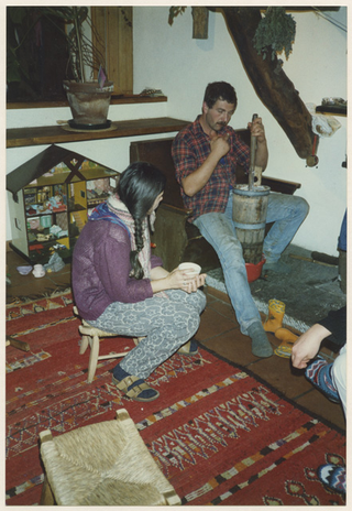 Daniele Rovelli mentre prepara del burro alla fattoria in Réd