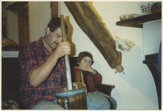 Daniele Rovelli mentre prepara del burro alla fattoria in Réd