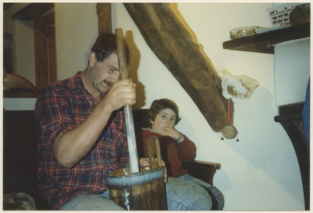Daniele Rovelli mentre prepara del burro alla fattoria in Réd