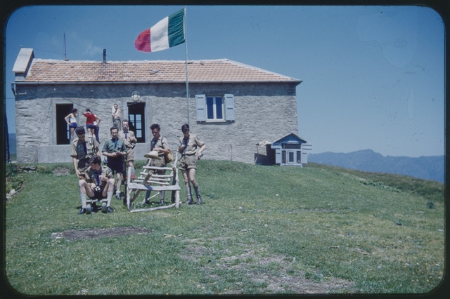 Scout bernesi della Roverrotte Cepheus davanti alla capanna San Lucio
