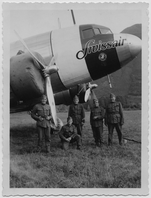 Militari in posa con un aereo Swissair sul piano di Magadino
