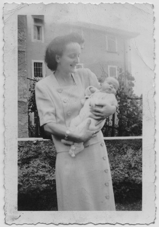 Diva Morandi con in braccio il figlio Waldo a Bigorio