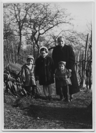 Luigina Lepori-Storni con i nipoti al ronco Ferin a Bigorio