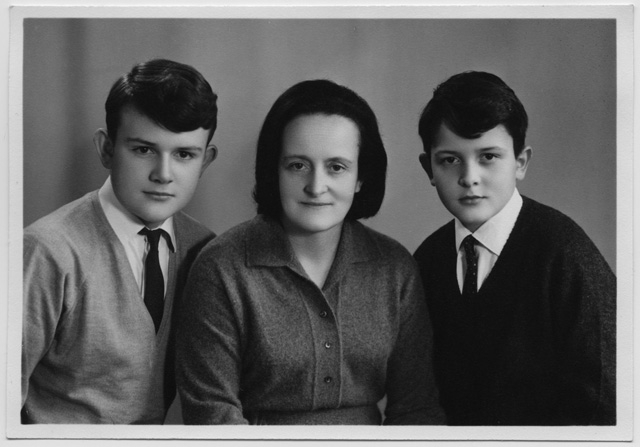 Ritratto di Diva Morandi con i figli Waldo e Claudio