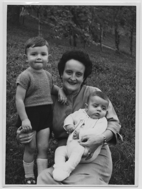 Ritratto di Diva Morandi con i figli Waldo e Claudio a Bigorio