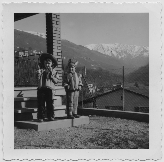 Waldo e Claudio Morandi in maschera a Lugaggia