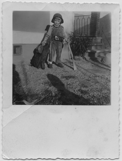 Waldo Morandi in maschera da soldato a Lugaggia