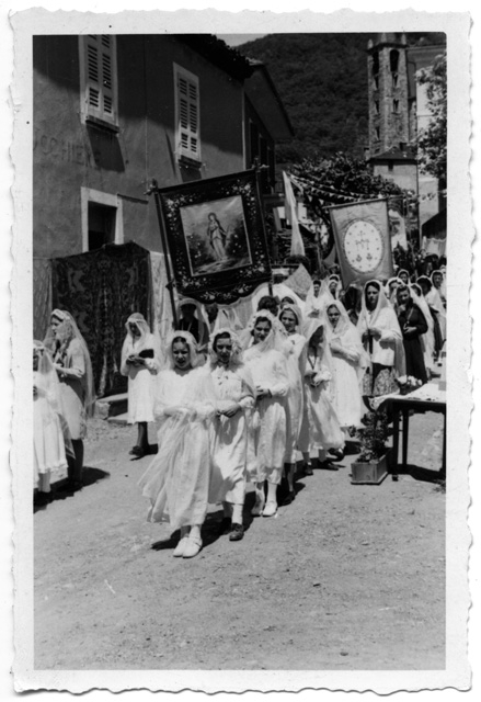Ragazze alla processione del Corpus Domini