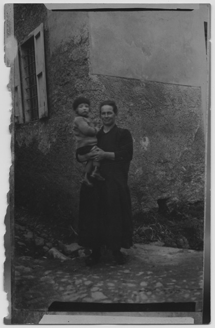 Ritratto di Chiarina Fumasoli con il nipote Giancarlo a Vaglio