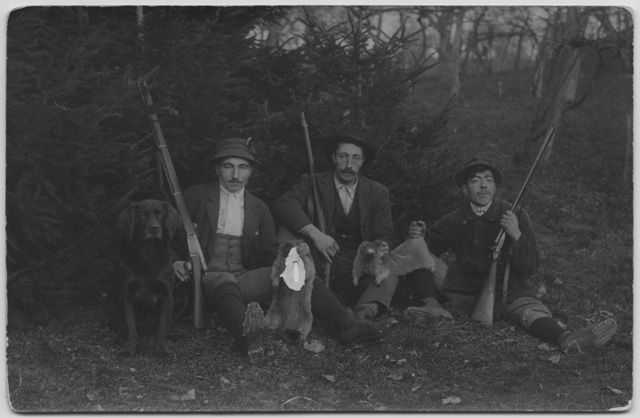 Cacciatori in posa con prede e fucili