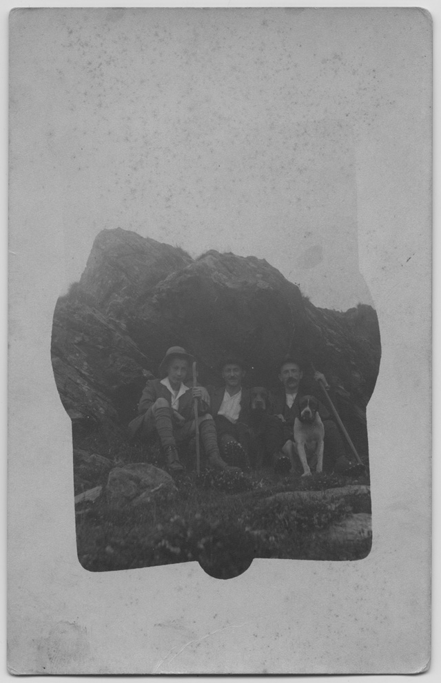 Ritratto di cacciatori davanti a una roccia