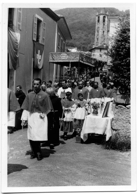 Confraternita e frati alla processione del Corpus Domini