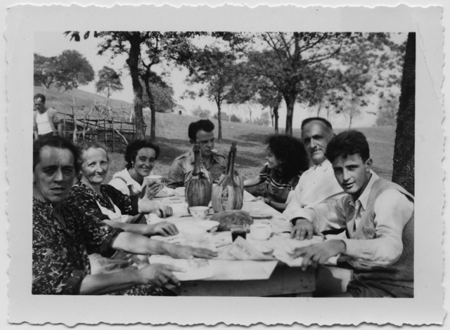 Gruppo attorno a un tavolo ai monti Piani