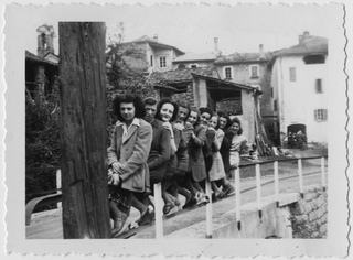 Ragazze in posa a Bigorio