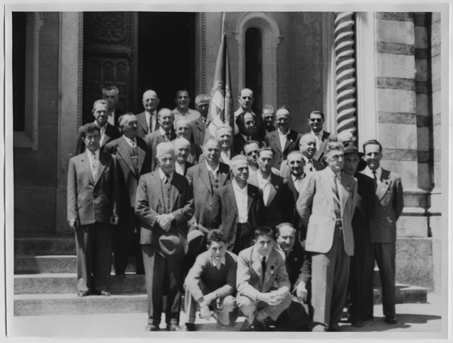 Società di Mutuo Soccorso davanti alla chiesa di Sant'Antonio a Vaglio