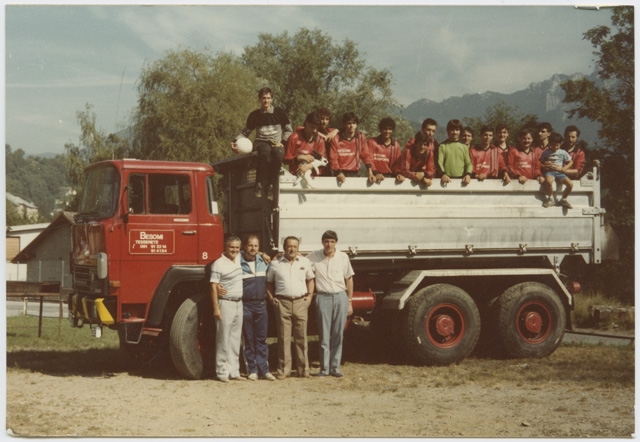 F. C. Stella Capriasca in posa con un camion della ditta Besomi Trasporti a Tesserete