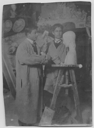 Piero Giovannini (a sinistra) mentre scolpisce un busto con un collega