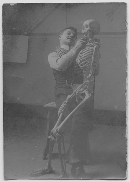 Piero Giovannini mentre scherza con uno scheletro anatomico