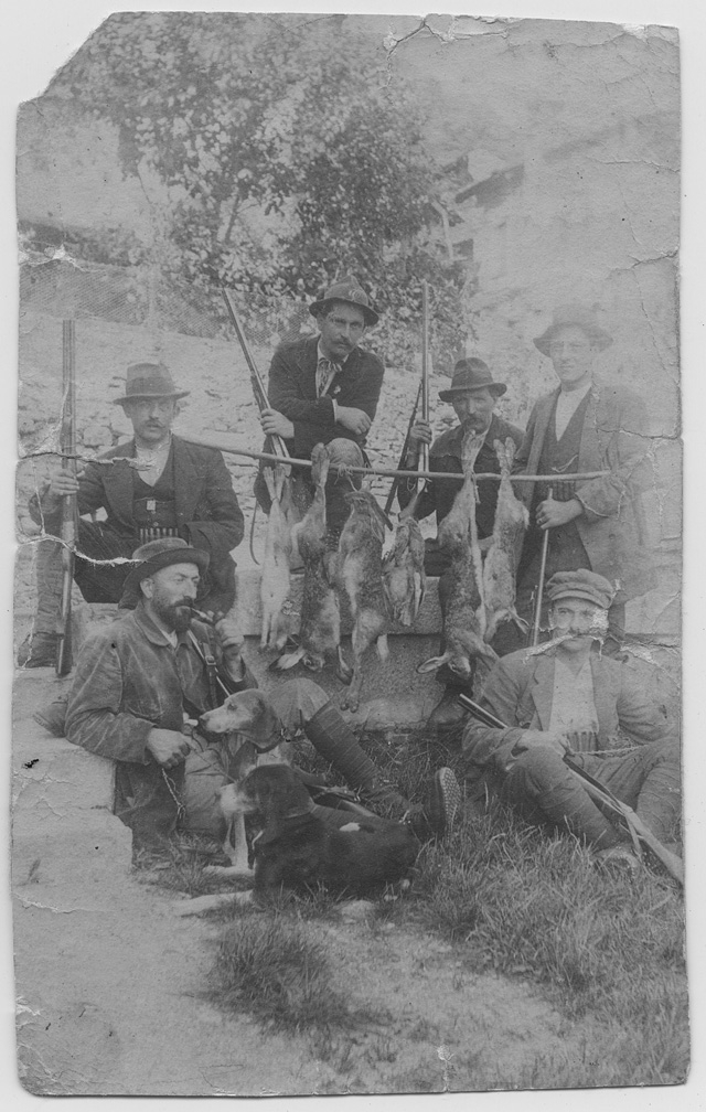 Ritratto di cacciatori con prede a Gola di Lago