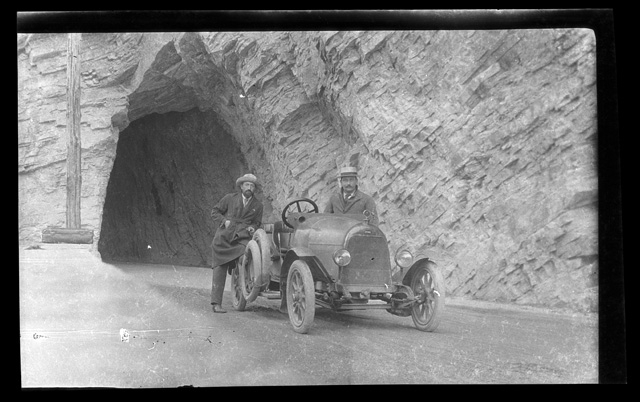 Alfredo e Piero Antonini in posa sull'Axenstrasse