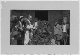 Don Mondini benedice la campana dell'oratorio di Condra