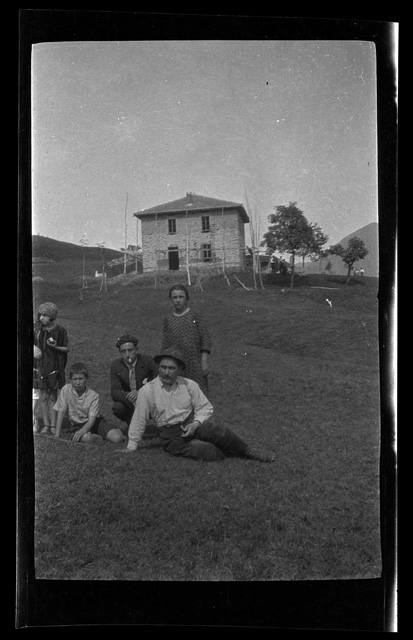 Gruppo a Condra con sullo sfondo i lavori di costruzione di casa Bianchi