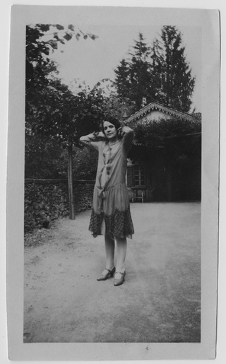 Donna in posa all'esterno del ristorante Antonini-Merk a Tesserete