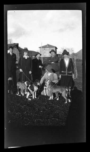 Gruppo con cani e fucili a Condra