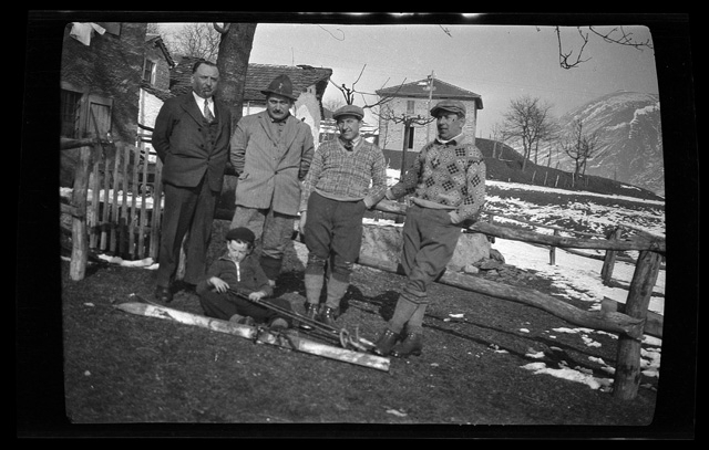 Piero Antonini con il figlio Michele e tre amici a Condra