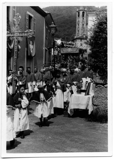 La confraternita del S.S. Sacramento durante la processione del Corpus Domini