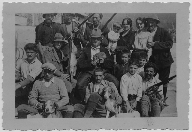 Cacciatori in posa con le prede a Bogno