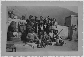 Cacciatori in posa con le prede a Bogno